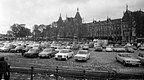1974 Amsterdam. De grachten zijn gedempt voor parkeren bij CS. Later kwam er weer water.