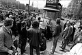 1979 Amsterdam. Stakers houden een tram tegen met een werkwillige chauffeur
