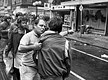 1984 Woedende winkelier wijst kraker/plunderaar op geplunderde winkel