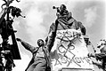 1986 Den Haag Plein 1813 Demo tegen racisme, centrumpartij en fascisme op het beeld van de Nederlandse maagd