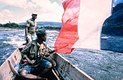 1987 Suriname. Strijder van het Junglecommando op de Marowijne met de Franse vlag als dekking
