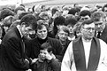 1993  Noord-Ierland, Greysteel. Begrafenis van de slachtoffers van bomaanslagen. De vader van de jongen is gedood.