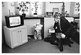 1994 Amsterdam Stadsschouwburg. Wim Kok kijkt alleen naar de verkiezingsuitslagen en kruipt ongeveer in de tv. De PvdA zou nipt winnen van het CDA en hij werd premier van het eerste paarse kabinet