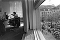 1994 Het Plein, Den Haag. terrassenweer. Kok en van Mierlo in discussie voor de verkiezingen