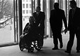 1994. Tweede kamer. Hans Janmaat van de Centrum Democraten duwt fractielid Wil Schuurman in een rolstoel door de wandelgangen. Ze raakte zwaargewond bij een aanslag.