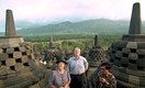 1995. Staatsbezoek Indonesië. Koningin en kroonprins op de Borobudur.