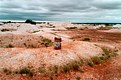 2000  Australië. White Cliffs, outback. Keep Out, dit is van mij, hier ligt misschien opaal