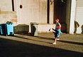 2000  Sydney, Australië. Jongens spelen Australian Football op straat