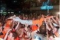 2000  Olympische Spelen in Sydney. Inge de Bruijn crowdsurft in het Holland Heineken House