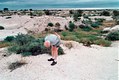2000 Australië, White Cliffs. Zoals de meesten inwoners brengt Laurie de dag bukkend door, zoekend naar opaal