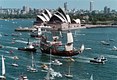 2000 Het VOC-schip Batavia in Sydney Harbour, naar Australië gesleept voor de Olympische Spelen