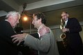 2003 Paul Rosenmöller stapt uit de politiek. Wim Kok schudt hand, Hans Dijkstal blaast afscheid