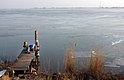 Januari 2003 Durgerdam. Liefdespaar aan het IJmeer