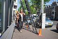 2014 Amsterdam, Rozengracht. Half uur-proefje . Wie loopt onder de ladder, wie neemt de lastigere weg om de ladder heen.  Ik tel 19 mensen er onderdoor, 43 er omheen
