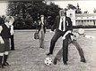 1974 Paleis Soestdijk. Een dag na de nederlaag. Met Willem-Alexander. Het liefst speel ik een balletje door de benen van Ruud Krol maar de plicht roept.