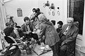 1986 Vinkenveen Thuis bij president-commissaris de Vries van RSV (parlementaire enquete). Mevrouw de Vries deelt koekjes en koffie uit