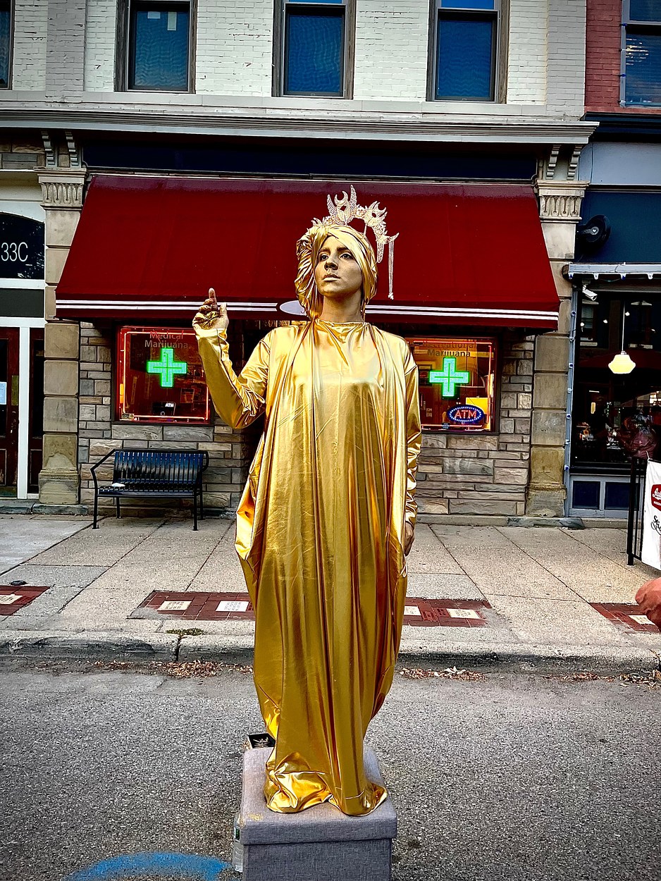 Living Statue - Gold