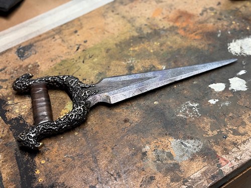 Demons Weapons, the shivs