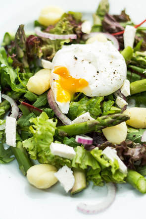 Salad with asparagus and gnocci.