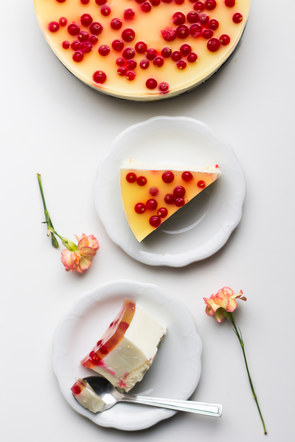 Coconut cheesecake with currants.