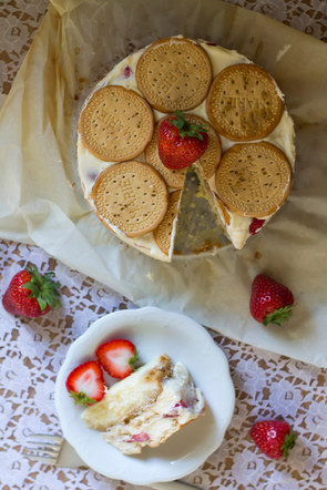 Tiramisu cake with strawberries.